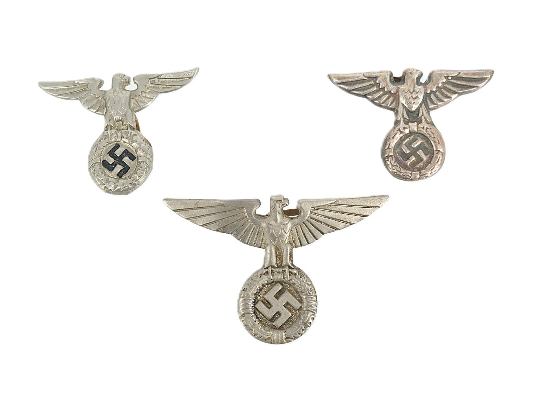 Trois insignes de casquettes - Jeunesses Hitlériennes.