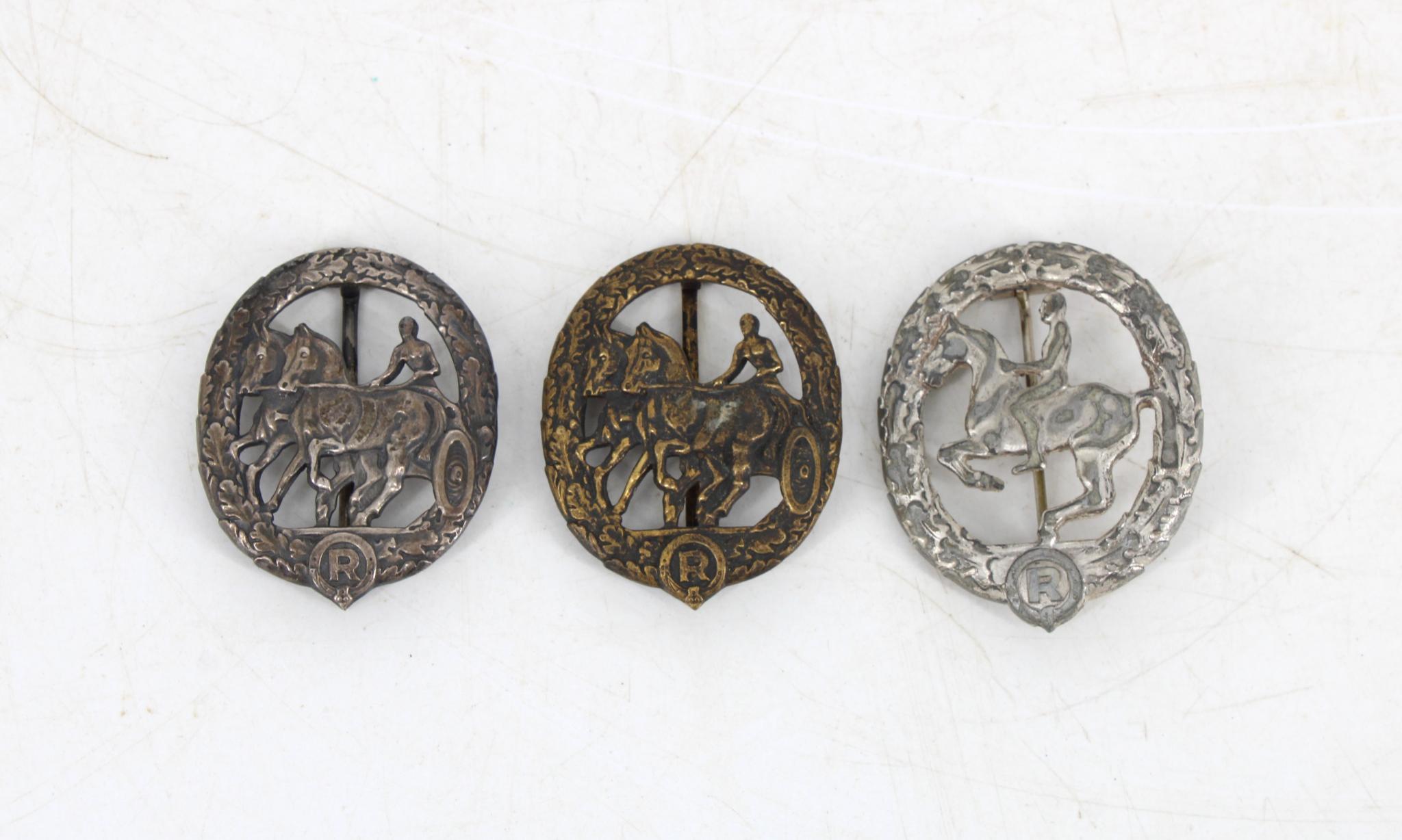 Trois insignes d'équitation