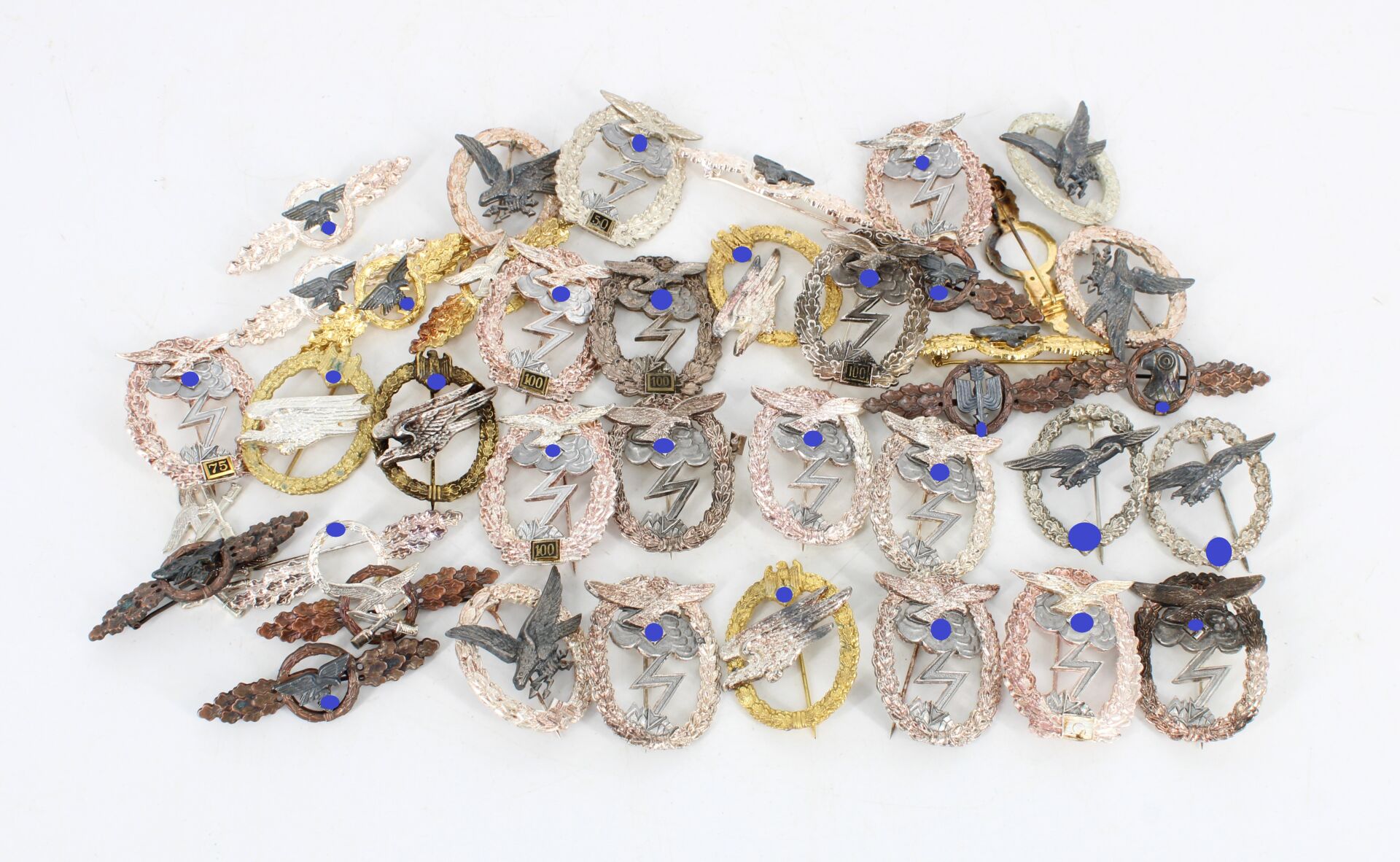 Important lot de reproduction d'insignes - Type Luftwaffe
