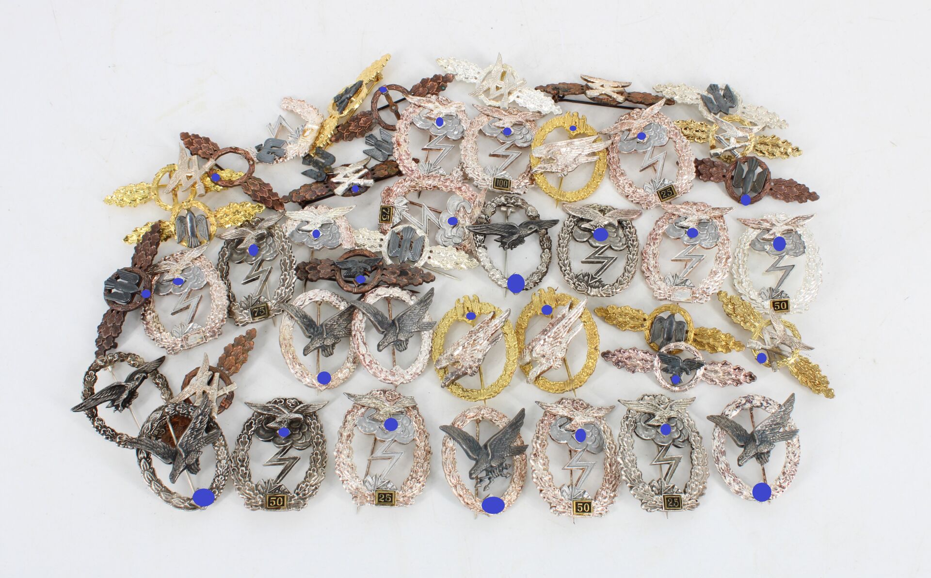 Important lot de reproduction d'insignes - Type Luftwaffe