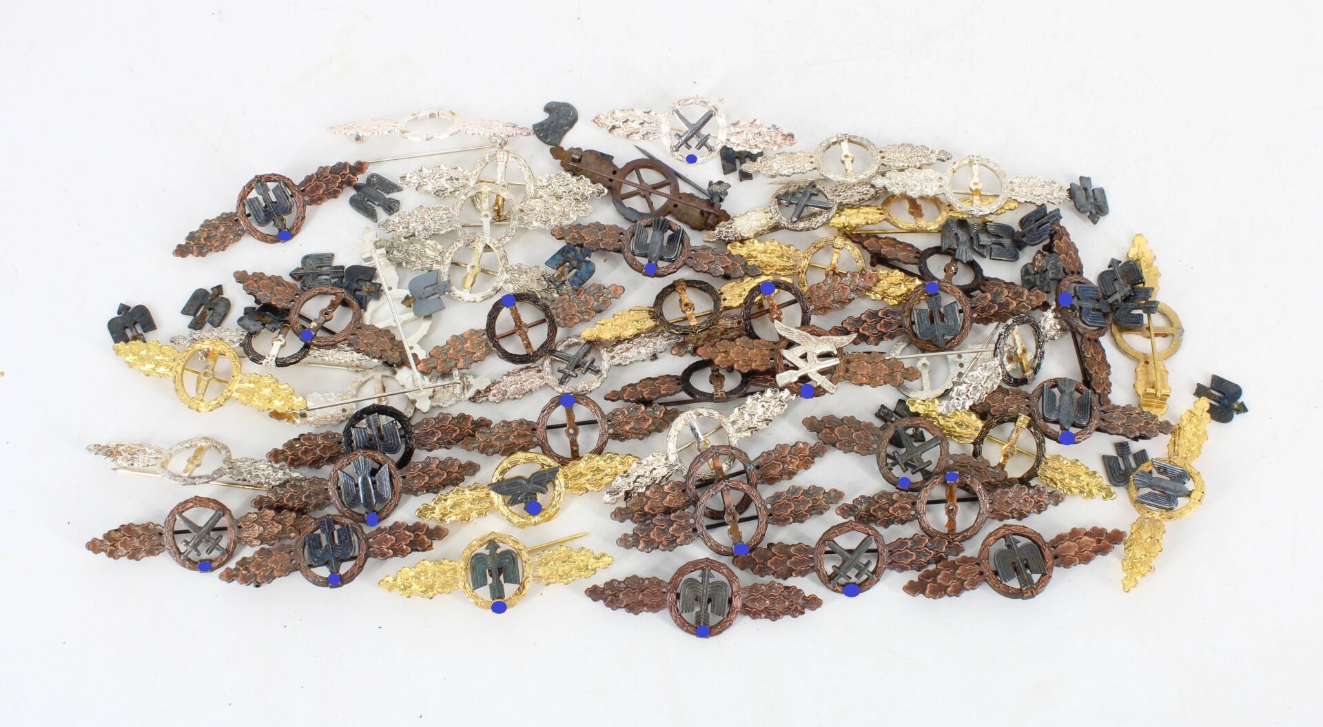 Important lot d'insignes / agrafes de combat - Type Wehrmacht