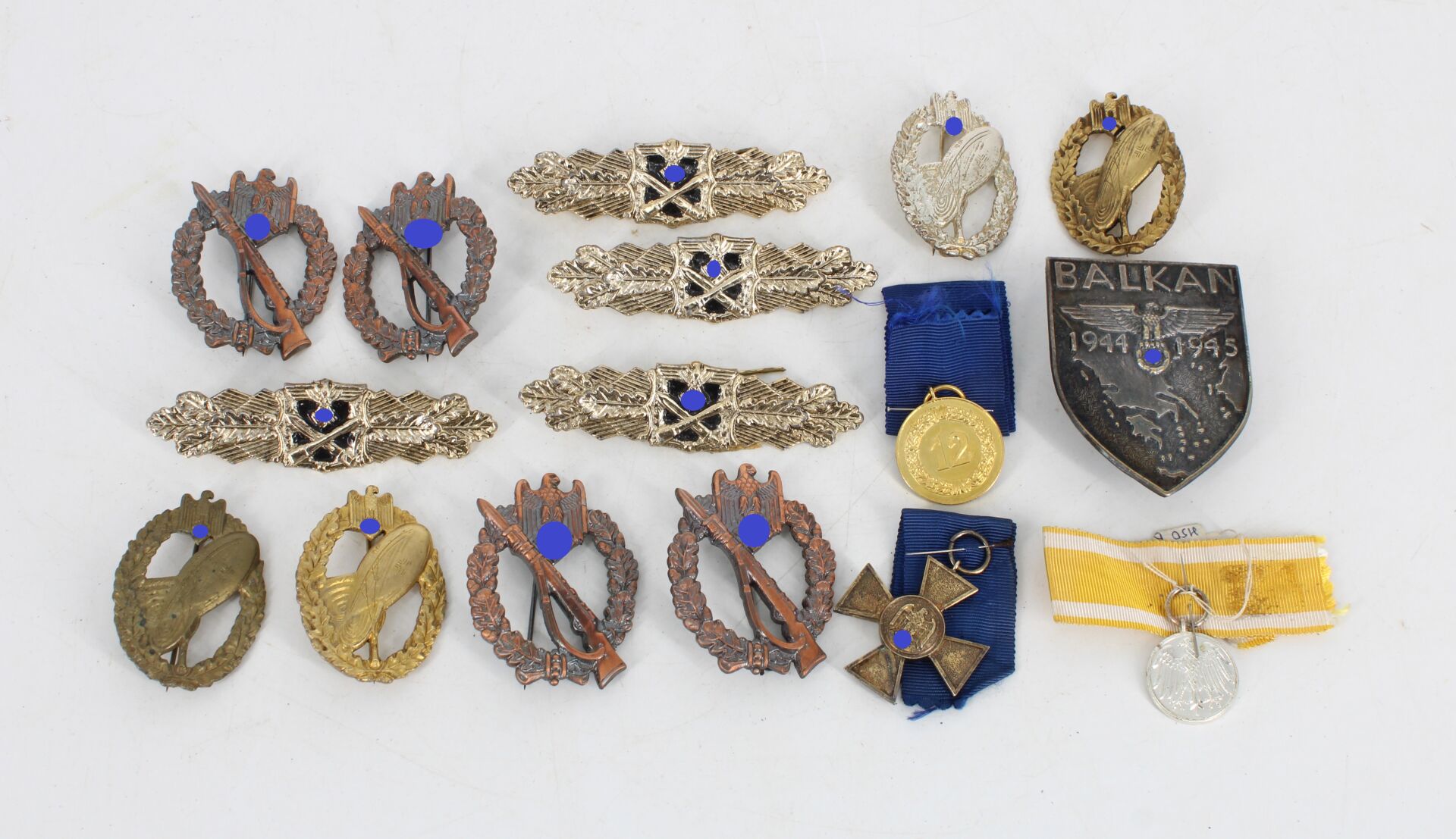 Lot d'insignes & médailles - Type Wehrmacht