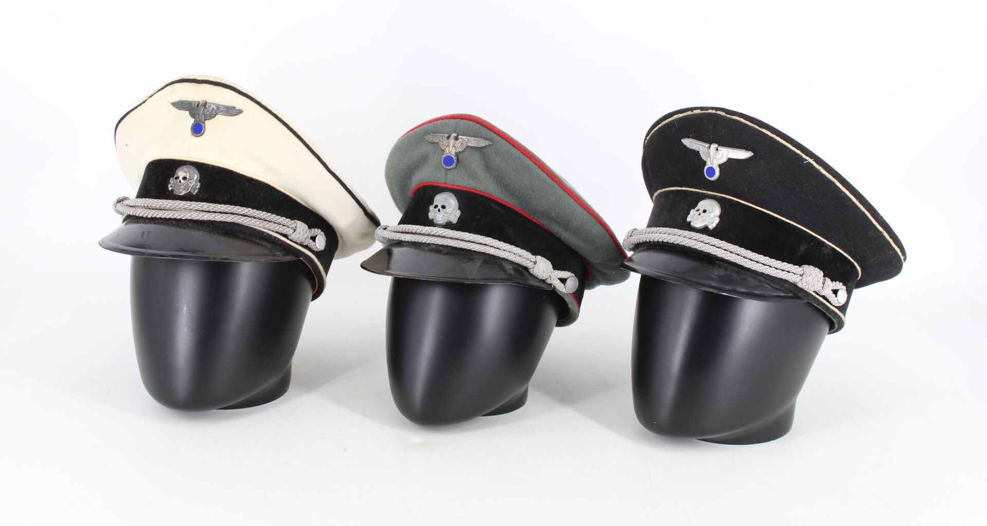Lot de trois casquettes d'officier - Type SS / Allgemeine SS
