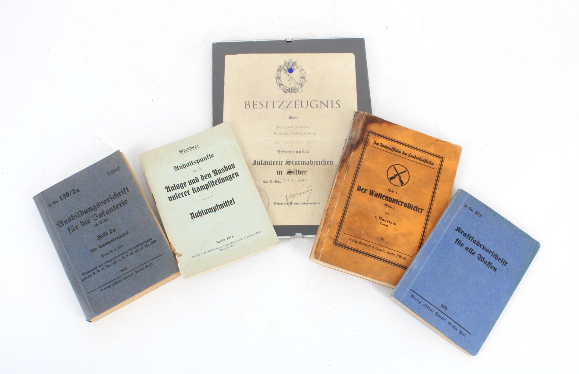 Lot de 4 manuels & un certificat d'insigne sous verre - Wehrmacht