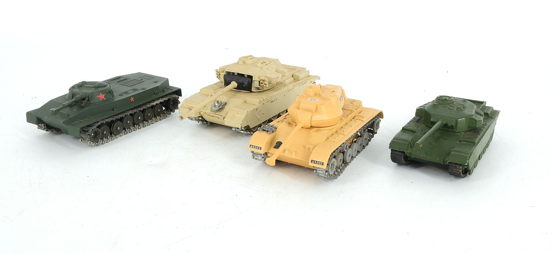 Quatre engins blindés