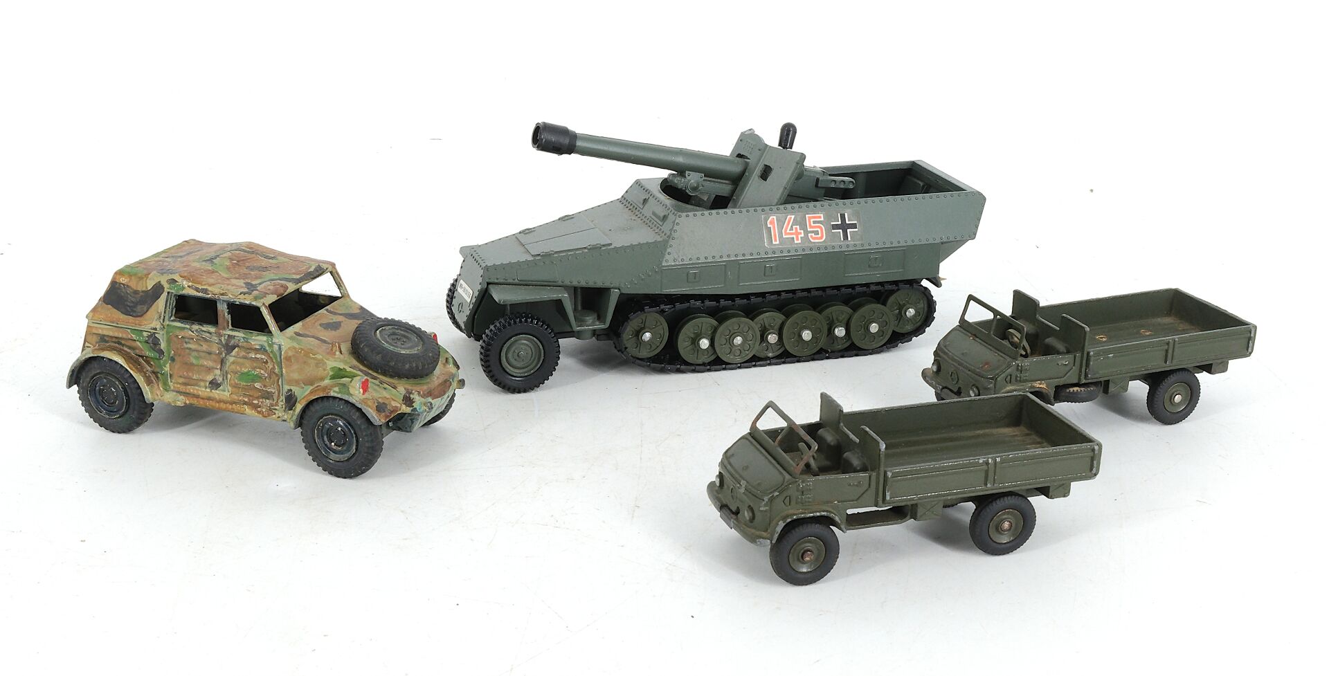 Kubelwagen, Sd.Kfz & deux camions Mercedes Unimog