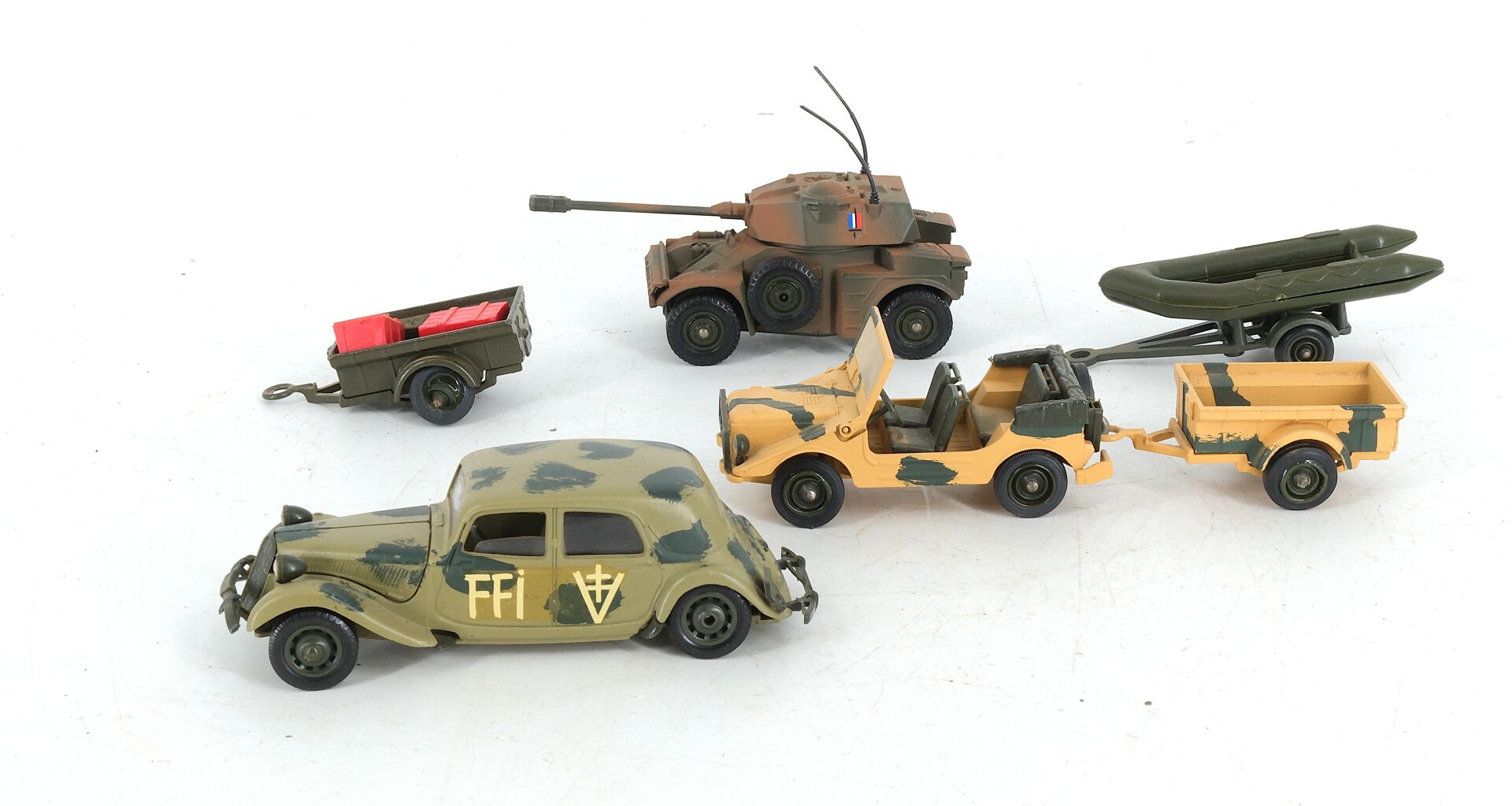 Trois véhicules camouflés & remorques