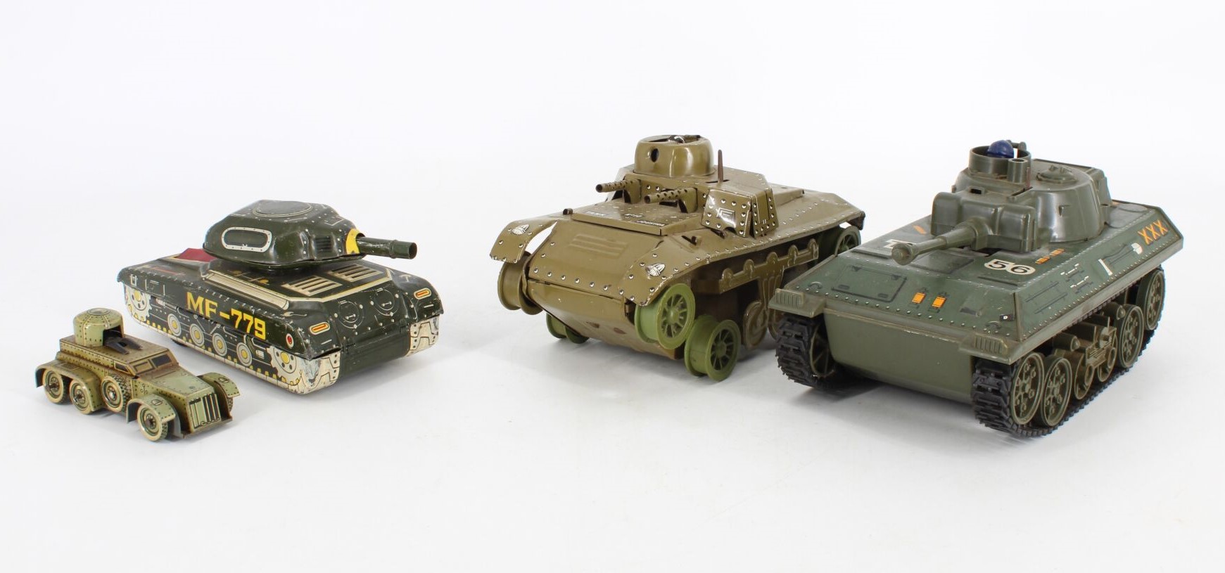 Quatre véhicules blindés