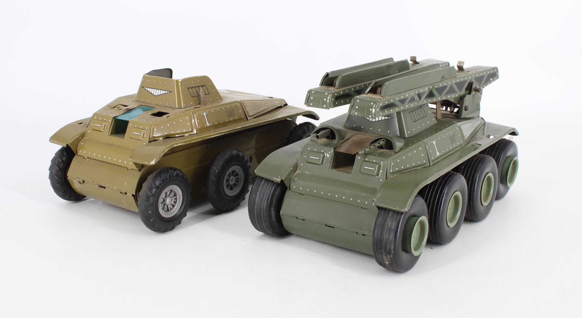 Deux engins blindés