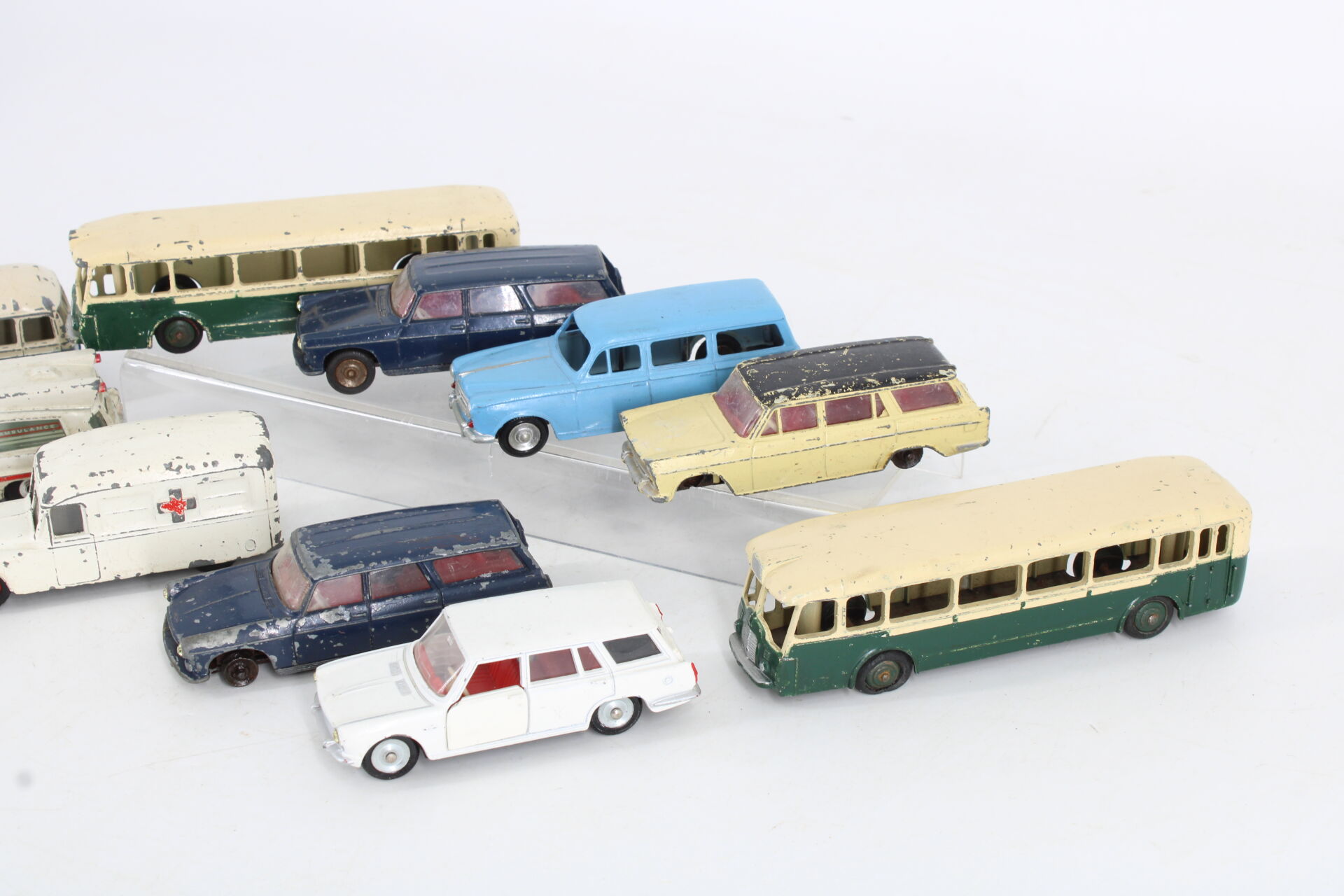 Lot de 10 véhicules miniatures - Autobus / Break – Image 3