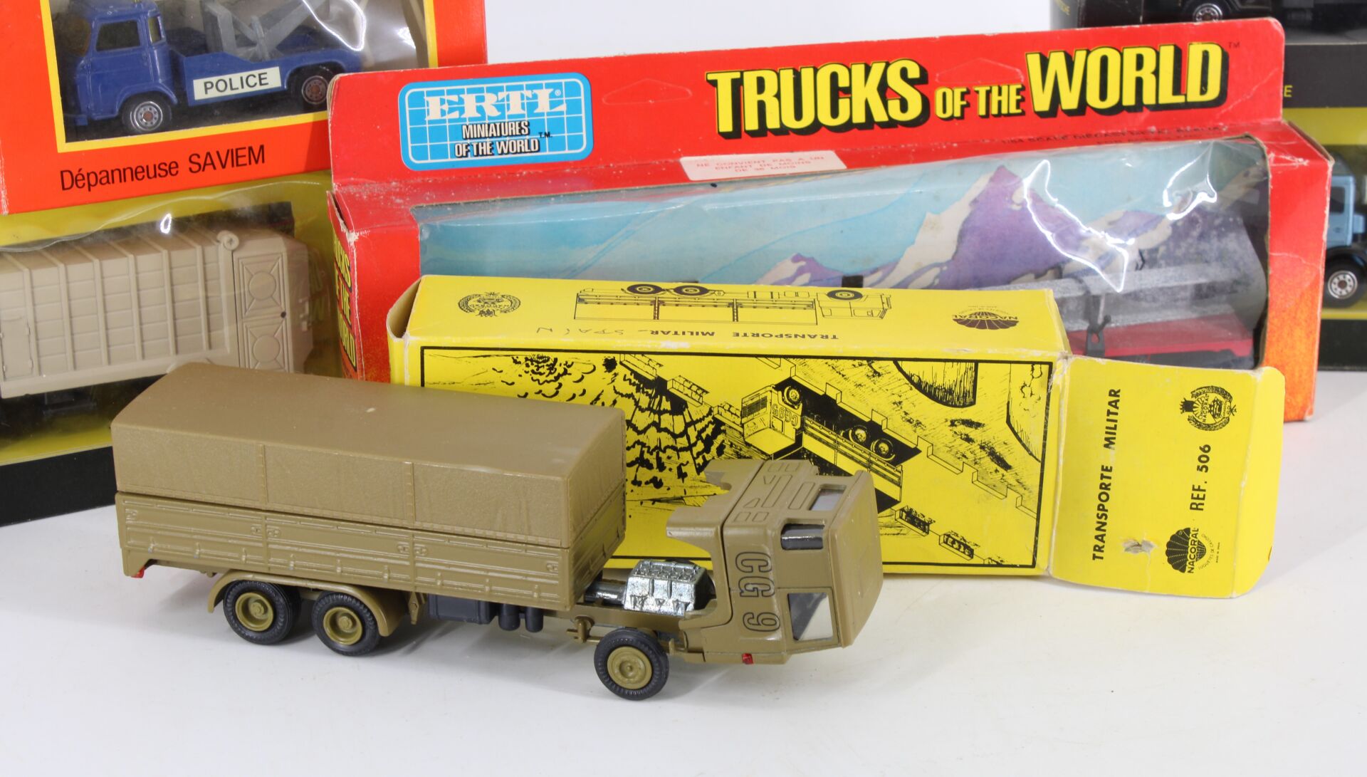 Six véhicules poids lourds en boite d'origine – Image 2