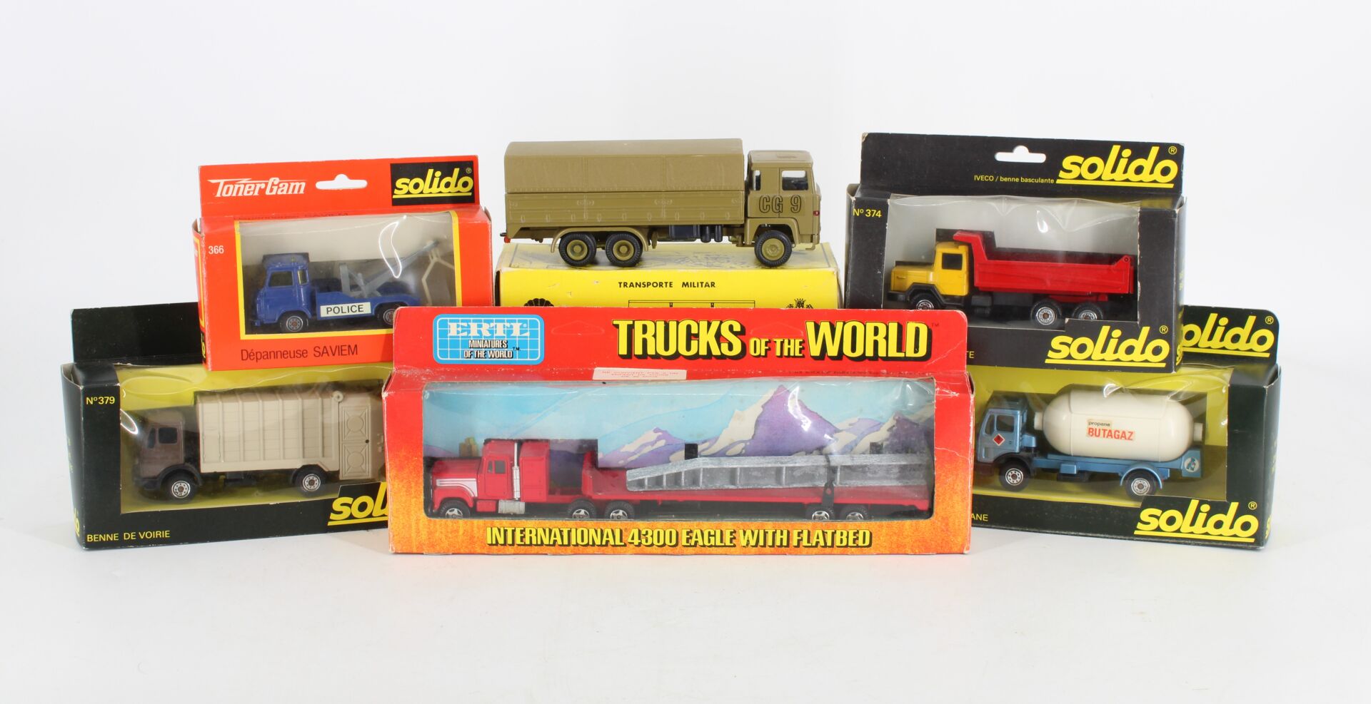 Six véhicules poids lourds en boite d'origine