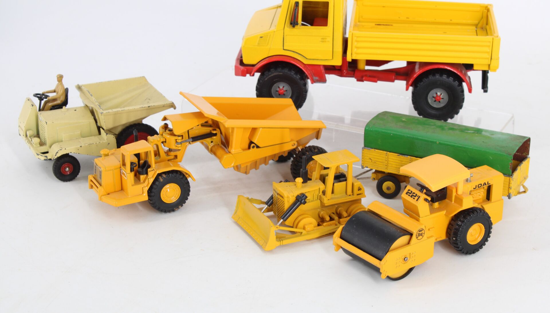 Camion Mercedes & engins de travaux publics – Image 2