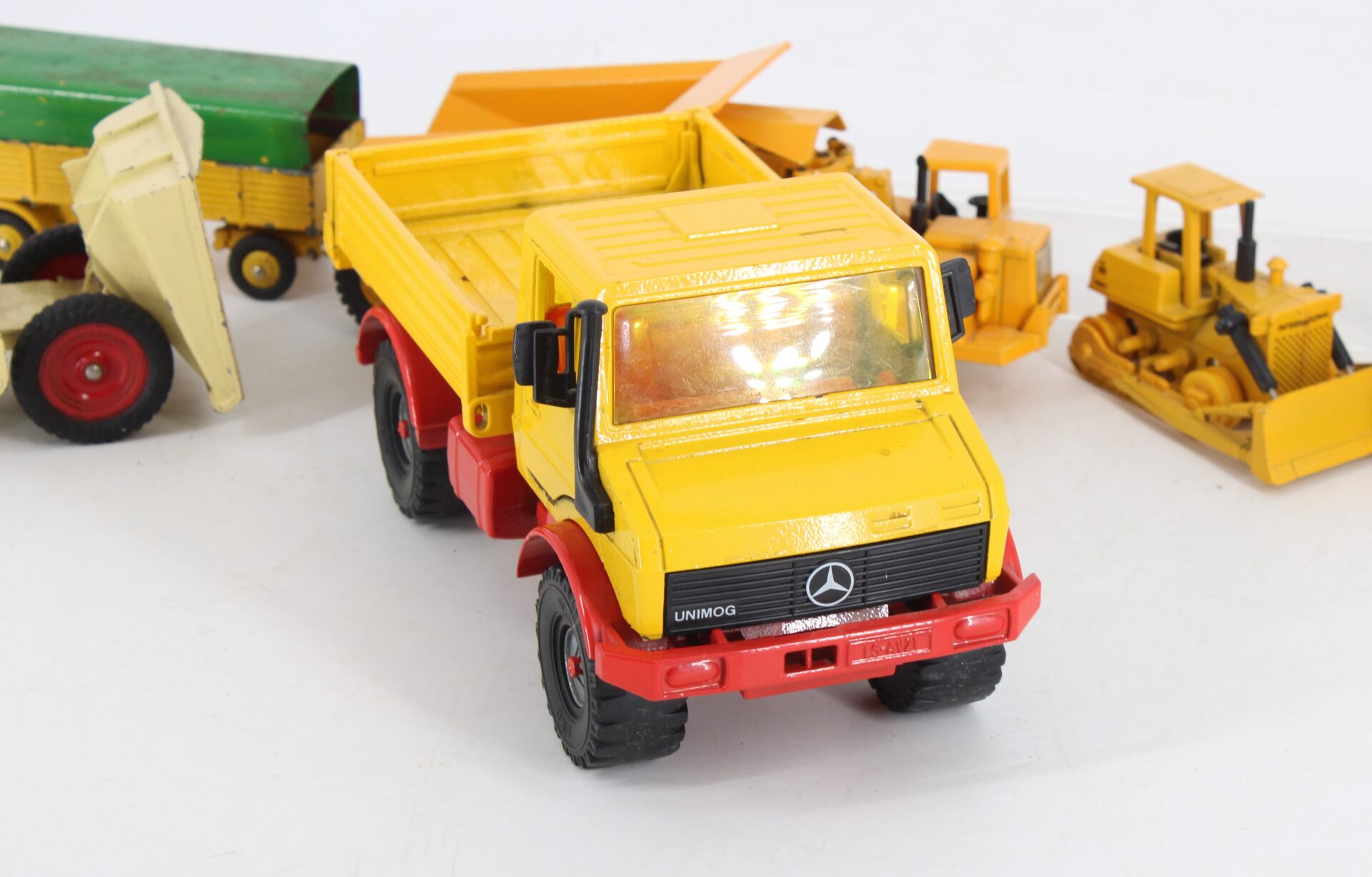 Camion Mercedes & engins de travaux publics – Image 4