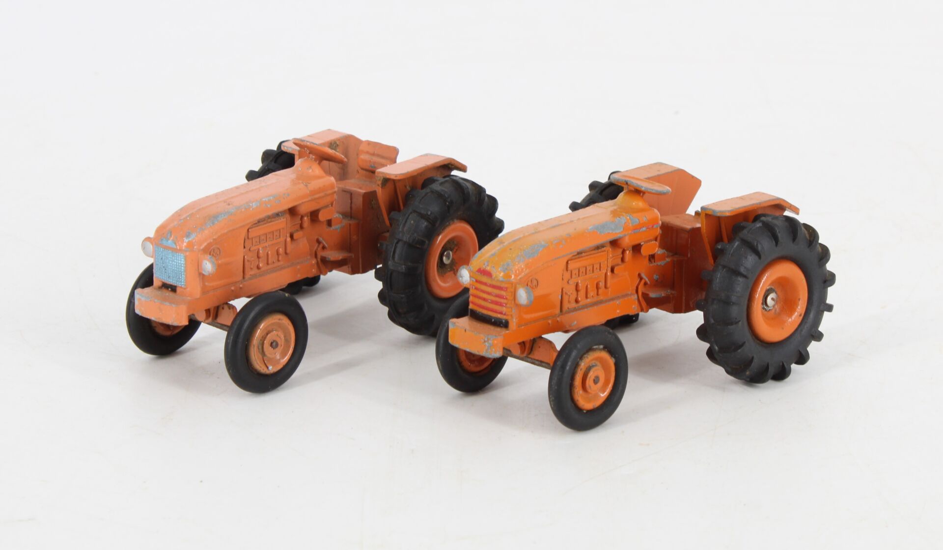 Deux tracteurs agricoles Renault