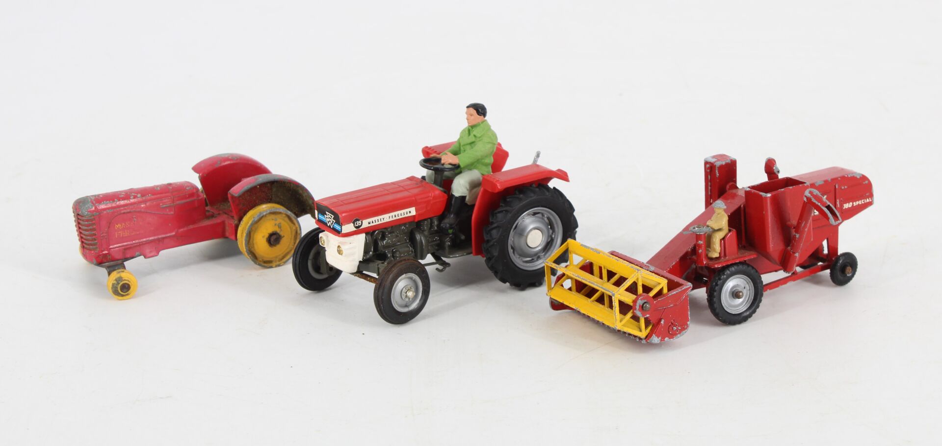 Moissonneuse-batteuse & deux tracteurs - Massey-Ferguson