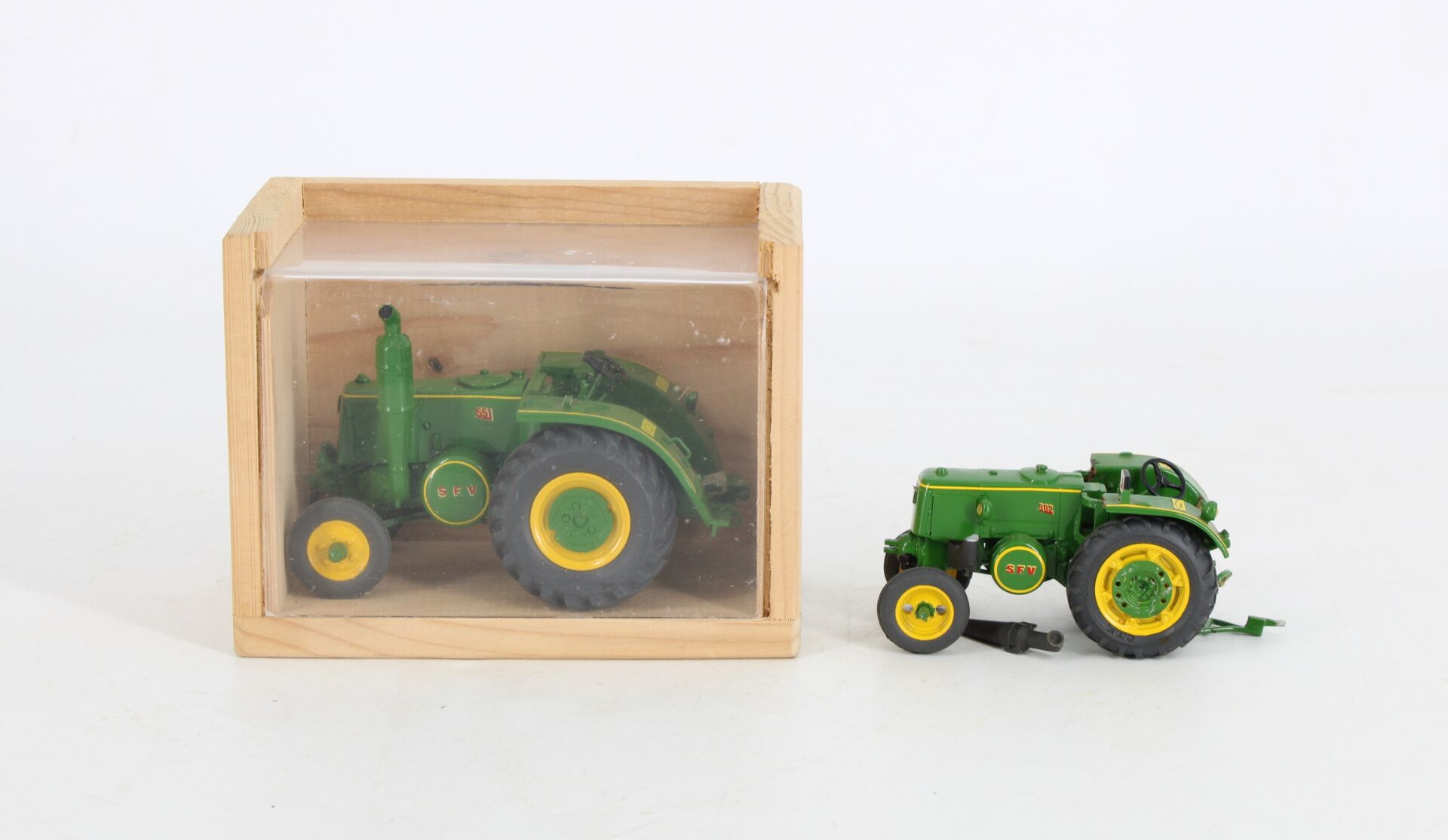 Deux tracteurs Société Française