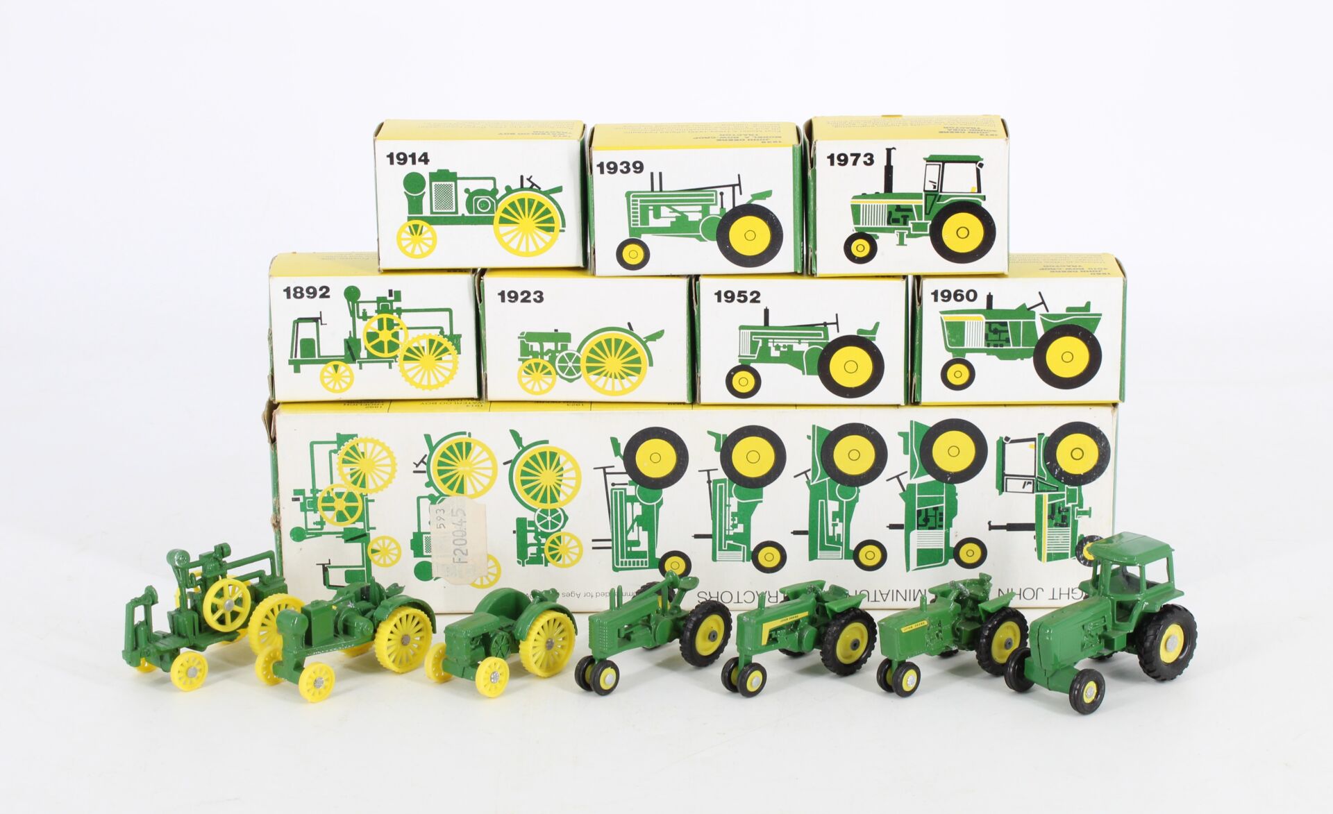 Huit tracteurs miniatures John Deere