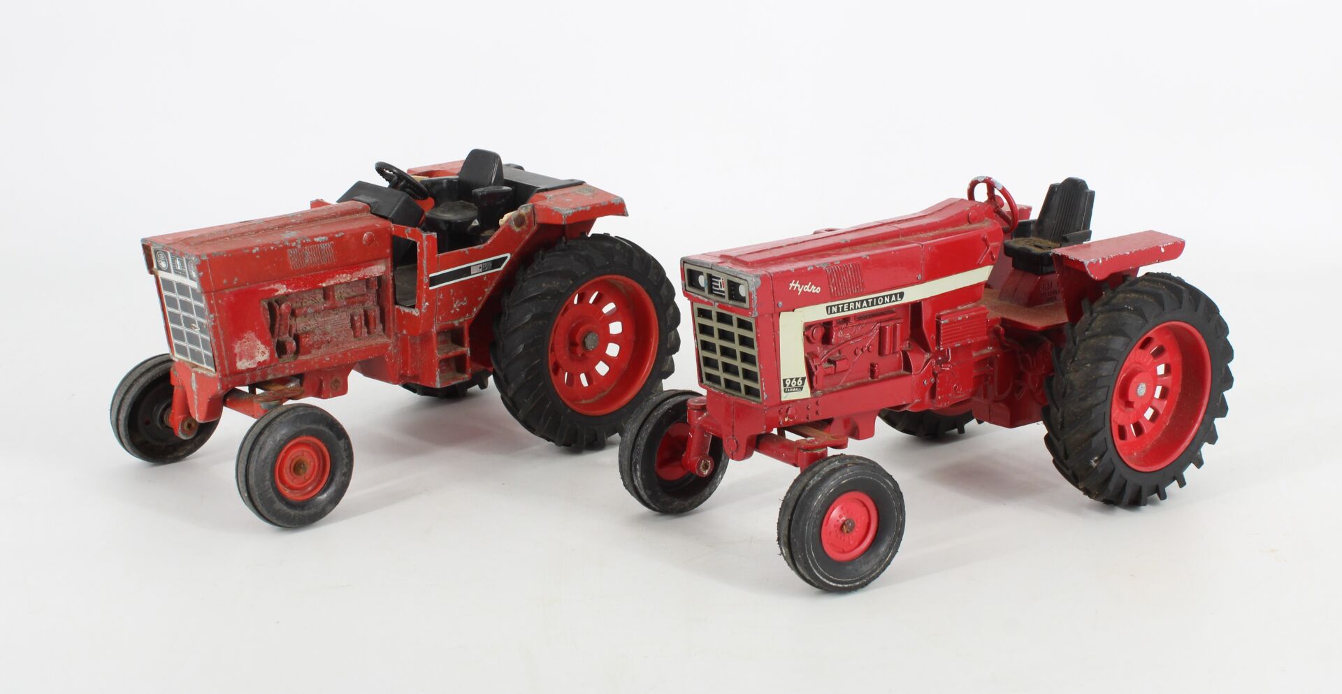 Deux tracteurs agricoles International