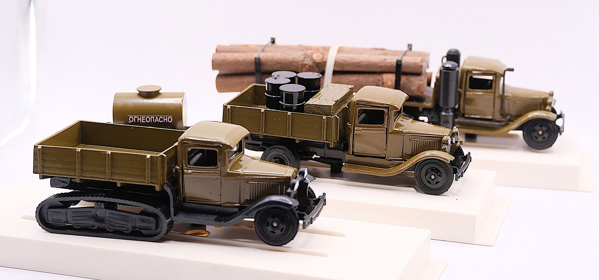 Trois camions miniatures Russes