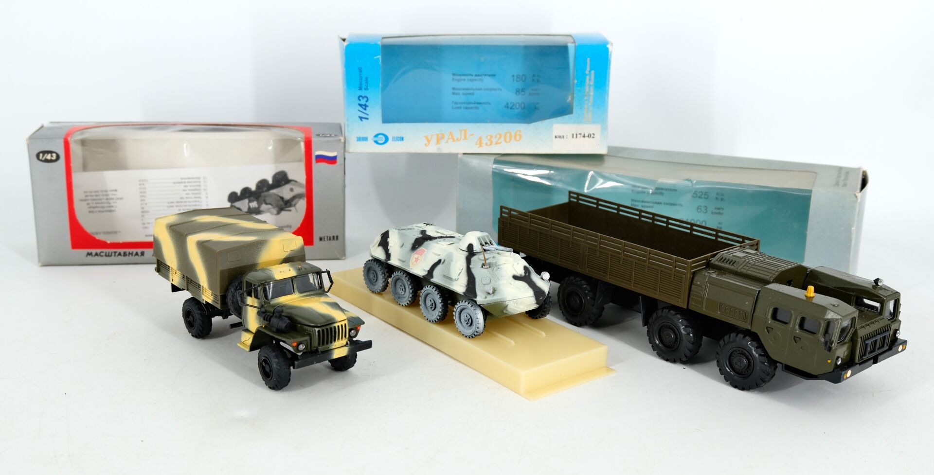Trois véhicules miniatures Russes